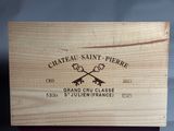 une boîte en bois sur laquelle est collée une étiquette portant l'inscription « Château Saint-Pierre »