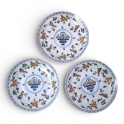 DELFT Suite de trois assiettes en faïence à décor polychrome…