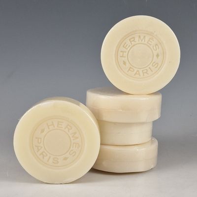 trois pains de savon empilés les uns sur les autres sur une table