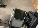 un bureau d'ordinateur équipé d'un clavier et d'un écran