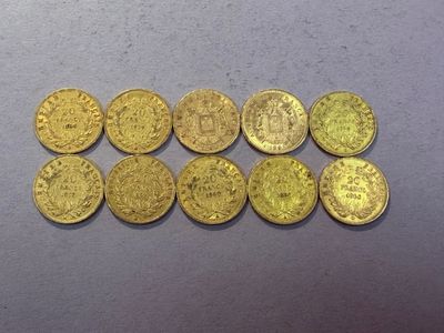 un tas de pièces d'or posé sur une table