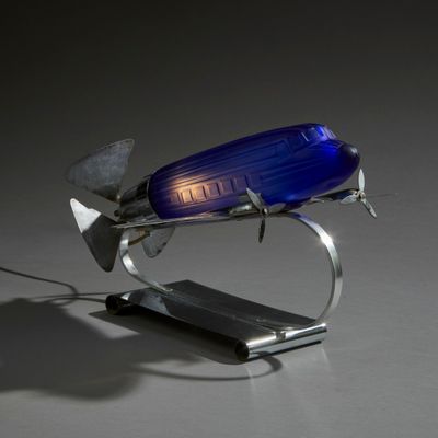 Veilleuse en verre bleu cobalt et métal chromé (piqûres). Ma…