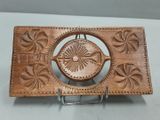 boucle de ceinture ancienne en bois sculpté, ornée d'un motif en rayons de soleil