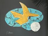 une peinture représentant une étoile de mer et une pleine lune sur fond noir