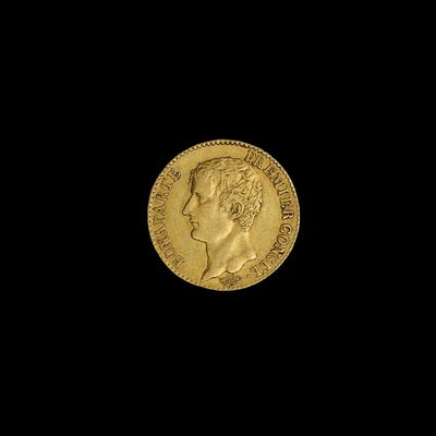 gros plan d'une pièce d'or sur fond noir
