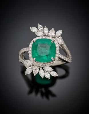 une bague en émeraude et diamant