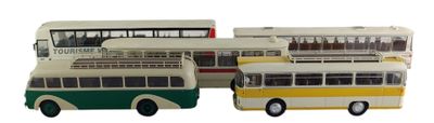 trois petits bus en jouet placés les uns à côté des autres