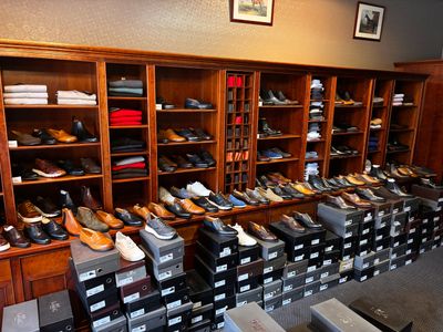 Stock de chaussures en cuir neuves LODING comprenant environ…