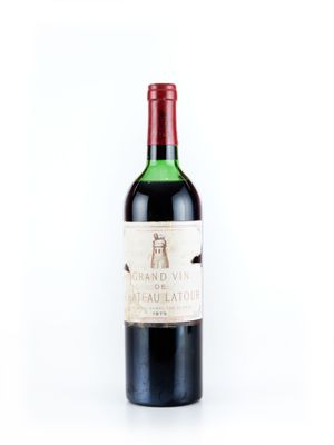 une bouteille de vin posée sur une table