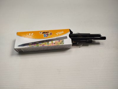 une image représentant un stylo et une boîte de stylos posés sur une table