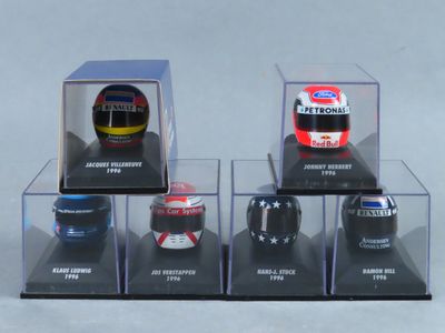 cinq casques différents dans une vitrine