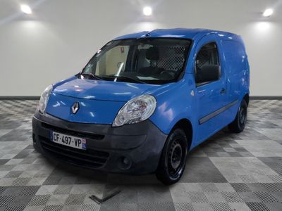 la photo d'une camionnette bleue garée dans un garage