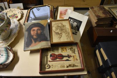 une table avec beaucoup de photos et d'images dessus