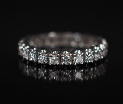 gros plan d'une bague en diamant sur une surface noire