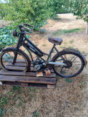 a old bike that is sitting on a wooden pallet