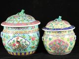 paire de vases chinois avec couvercles sur fond noir