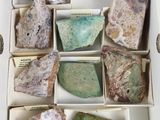 une boîte remplie de cailloux de différentes couleurs