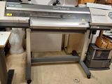 une machine posée sur une table dans une pièce