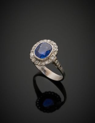 bague en saphir bleu et diamant sur fond noir