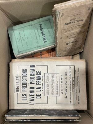 une boîte remplie de vieux livres et de vieux papiers