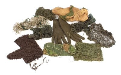 de nombreux types de gants, disposés par terre