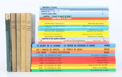 plusieurs livres empilés sur une surface blanche