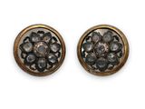 une paire de boucles d'oreilles en or et diamants