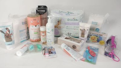 de nombreux articles de puériculture posés sur une surface blanche