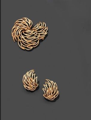 trois paires de boucles d'oreilles plaquées or et une paire de boucles d'oreilles