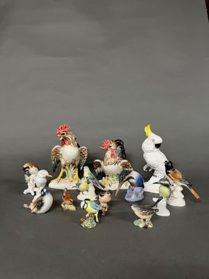 de nombreuses figurines d'oiseaux posées sur une table