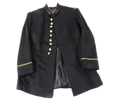 une veste noire à boutons dorés et une veste noire à boutons dorés