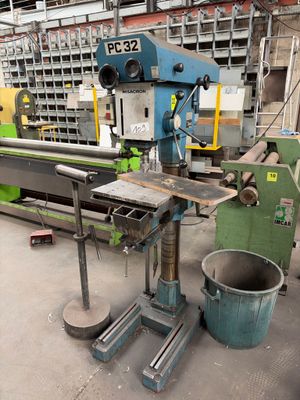 une grosse machine installée dans une usine