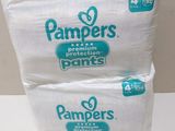 deux paquets de couches Pampers empilés l'un sur l'autre