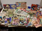 une table sur laquelle sont posés de nombreux magazines et livres