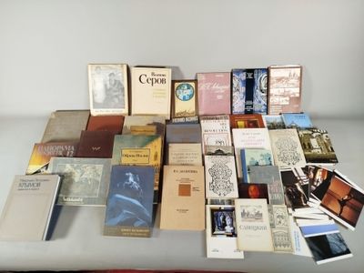 un grand nombre de livres posés sur une table
