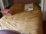 un lit sur lequel est posé un livre
