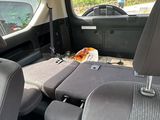 l'intérieur d'une voiture dont les sièges arrière et le siège passager sont rabattus