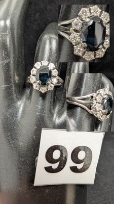 trois bagues exposées dans une vitrine, accompagnées d'une étiquette de prix