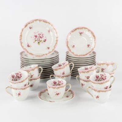 de nombreuses assiettes et tasses ornées de fleurs roses