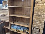 une étagère en bois sur laquelle sont posés de nombreux objets