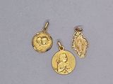 trois pendentifs en forme de pièces d'or représentant le visage d'une femme