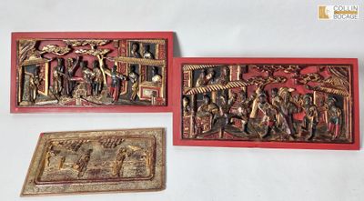 trois œuvres d'art sont exposées sur une surface blanche