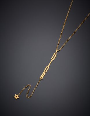 un collier en or orné d'une étoile
