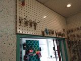 une photo d'une salle de bains avec un miroir et des crochets au mur