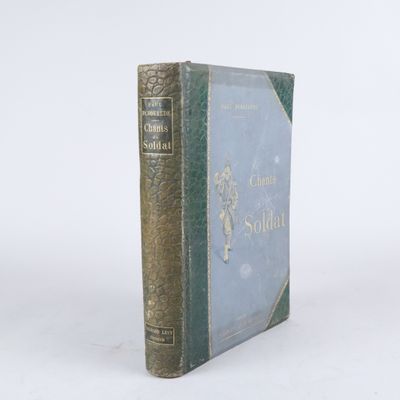 un livre posé sur une surface blanche