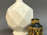 deux vases posés l'un à côté de l'autre sur une surface grise