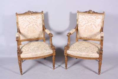 paire de chaises anciennes en bois sculpté, avec accoudoirs rembourrés