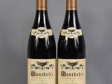 deux bouteilles de vin posées l'une à côté de l'autre sur une table