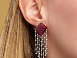un gros plan sur une femme portant une paire de boucles d'oreilles