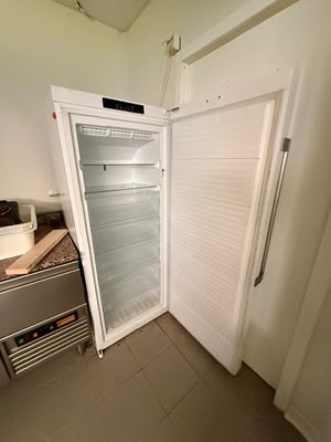 un réfrigérateur vide dans un coin de la cuisine